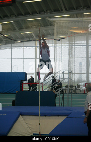 Pole Springer, Lee Valley für Leichtathletik, Indoor Spiele in London im Stabhochsprung Stockfoto