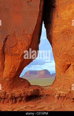 Auf der Suche durch Tear Drop Bogen in Richtung der Tafelberge im Monument Valley, Arizona, USA, Nordamerika Stockfoto