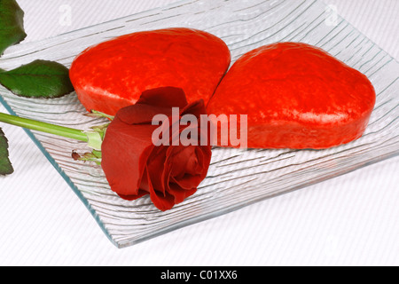 Zwei roten herzförmigen Kuchen und eine Rose zum Valentinstag Stockfoto