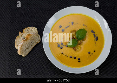 Kürbiscreme-Suppe mit croutons Stockfoto