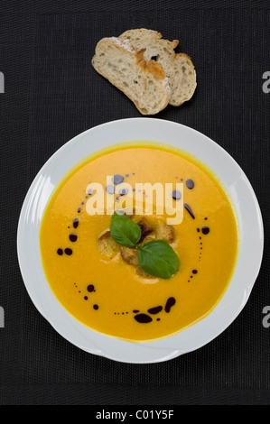 Kürbiscreme-Suppe mit croutons Stockfoto