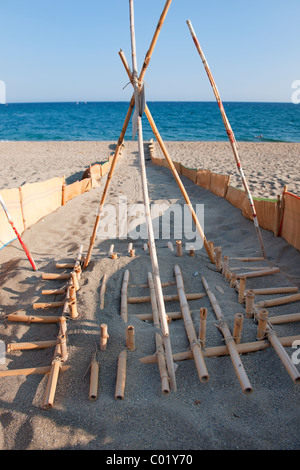 An den Stränden in Griechenland sind komplexe Konstruktionen mit einem Pfad zum Meer für die jungen Schildkröten Stockfoto