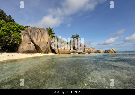 Strand und Granit Felsen am Pointe Source D´ Argent, La Digue, Seychellen Stockfoto