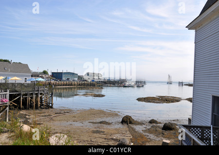 Schoner verlässt Hafen bei Ebbe Stonington, Maine, USA Stockfoto