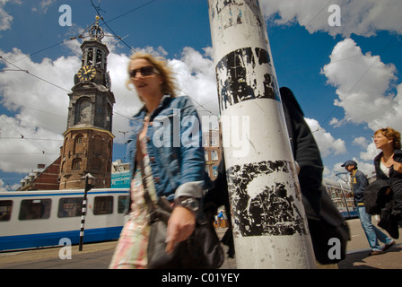 Fußgänger vor Munttoren, Münzerturm auf Muntplein Square, Amsterdam, Niederlande, Europa Stockfoto