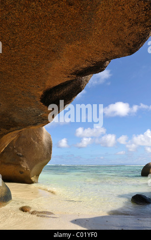 Zeigen Sie Formular Granitfelsen auf der Ozean bei Pointe Source D´ Argent, La Digue, Seychellen an Stockfoto