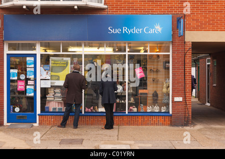 Ein paar Schaufensterbummel in einen Charity Shop Shop in Aldeburgh, Suffolk, England, Großbritannien, Uk Stockfoto