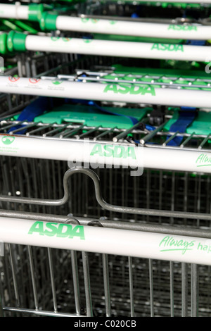 VEREINIGTES KÖNIGREICH. EINKAUFSWAGEN ZU ASDA-24-STUNDEN-SUPERMARKT IN LEYTON, LONDON Stockfoto