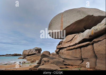 Felsformationen entlang der Côte de Granit rose / rosa Granit Küste bei Trégastel, Bretagne, Frankreich Stockfoto