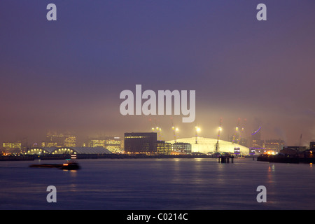 O2 Arena oder Millennium Dome entnommen Thames Flood Barrier, Docklands, Themse, Abend Licht, Greenwich, London, engl. Stockfoto