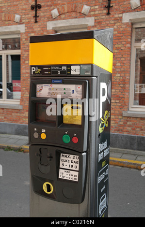 Solarbetriebene Parkuhr in Brügge (Brugge), Belgien. Stockfoto