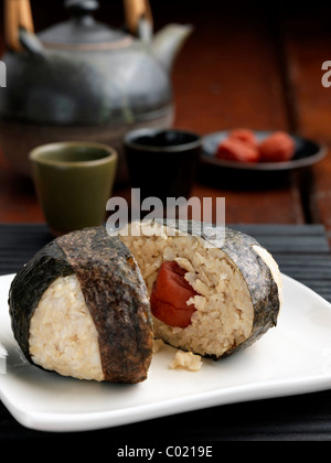 Reisbällchen in Nori Algen gewickelt Stockfoto