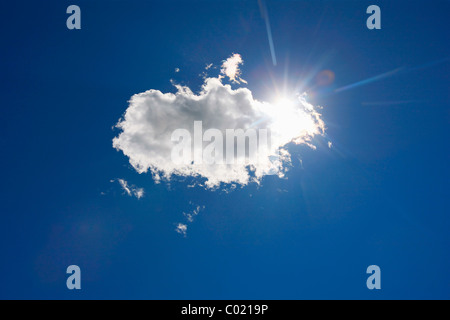 Die Sonne versteckt sich hinter der Clouds. Stockfoto
