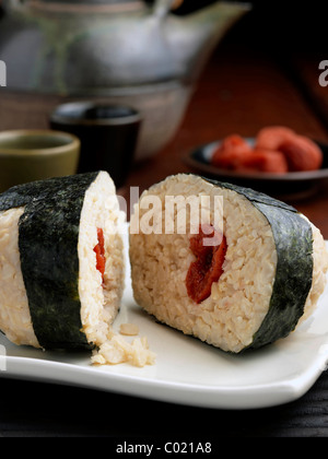 Reisbällchen in Nori Algen gewickelt Stockfoto