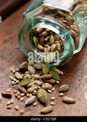 Glasflasche mit verschiedenen Samen Stockfoto