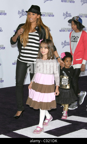 MELANIE BROWN ALIAS MEL B ZWEI TÖCHTER JUSTIN BIEBER: NEVER SAY NEVER LOS ANGELES PREMIERE DOWNTOWN LOS ANGELES CALIFORNIA U Stockfoto