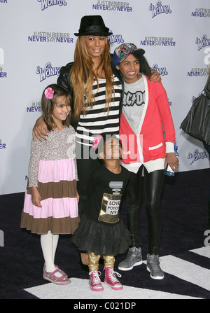 MELANIE BROWN ALIAS MEL B ZWEI TÖCHTER JUSTIN BIEBER: NEVER SAY NEVER LOS ANGELES PREMIERE DOWNTOWN LOS ANGELES CALIFORNIA U Stockfoto