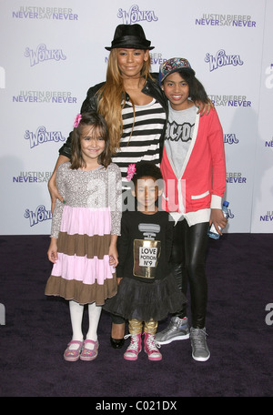 MELANIE BROWN ALIAS MEL B ZWEI TÖCHTER JUSTIN BIEBER: NEVER SAY NEVER LOS ANGELES PREMIERE DOWNTOWN LOS ANGELES CALIFORNIA U Stockfoto