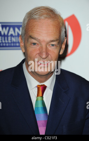 JON SNOW 2011 OLDIE des Jahres Auszeichnungen SIMPSON im Strang LONDON ENGLAND 10. Februar 2011 Stockfoto