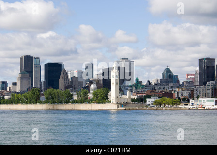 Skyline von Montreal über den St. Lawrence River gesehen. Montreal, Quebec, Kanada Stockfoto