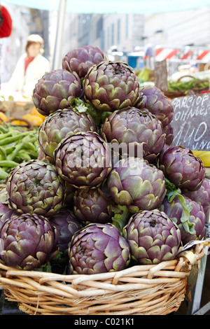 Artischocken in einem Markt in Rom, Italien Stockfoto