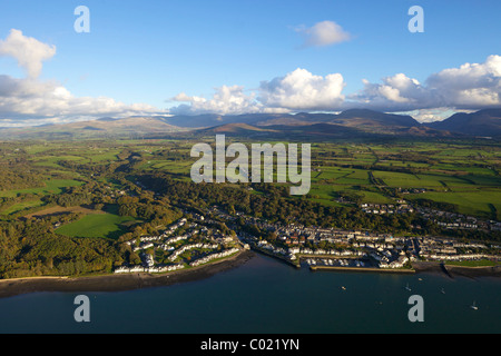 Luftbild der Y Felinheli in Menai Strait, Port Dinorwig, Gwynedd, Nordwales, Cymru, UK, Vereinigtes Königreich, GB, große Stockfoto