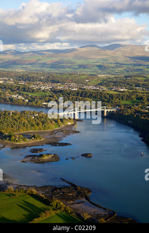 Luftaufnahme der Menai Bridge, Menai Strait, Gwynedd, North Wales UK, Vereinigtes Königreich, GB, Großbritannien Stockfoto