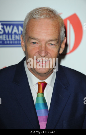 JON SNOW 2011 OLDIE des Jahres Auszeichnungen SIMPSON im Strang LONDON ENGLAND 10. Februar 2011 Stockfoto