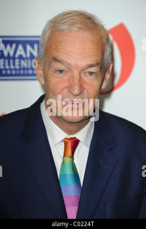 JON SNOW 2011 OLDIE des Jahres Auszeichnungen SIMPSON im Strang LONDON ENGLAND 10. Februar 2011 Stockfoto