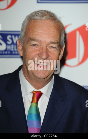 JON SNOW 2011 OLDIE des Jahres Auszeichnungen SIMPSON im Strang LONDON ENGLAND 10. Februar 2011 Stockfoto