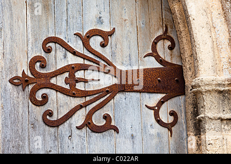 Reich verzierte Scharnier auf alte Holztür Beynac-et-Cazenac Dordogne Frankreich Stockfoto