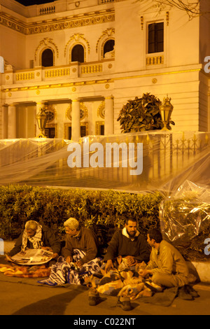 Anti-Mubarak-Demonstranten camping außerhalb Parlamentsgebäude in der Nacht, in der Nähe von dem Tahrirplatz, Kairo, Ägypten Stockfoto