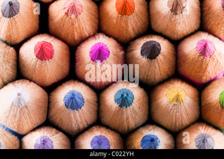 Hintergrund von einem Stapel Colorfull Buntstifte von oben gesehen, kleinen DOF auf den Spitzen der Stifte, Wabenstruktur. Stockfoto