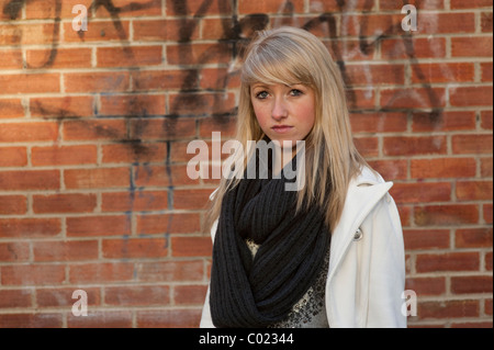 Sulky schmollende vierzehnjährigen Mädchens, UK Stockfoto