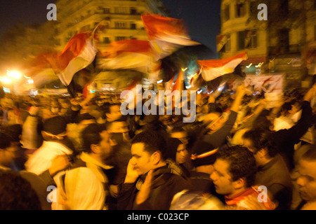 Anti-Mubarak-Demonstranten schwenkten Fahnen in der Nacht auf dem Tahrir Platz, Kairo, Ägypten Stockfoto