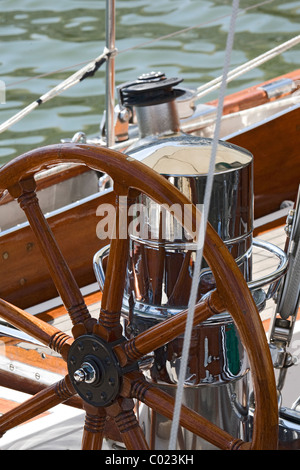 Detail einer altmodischen Bootsdecks mit Ruder Stockfoto