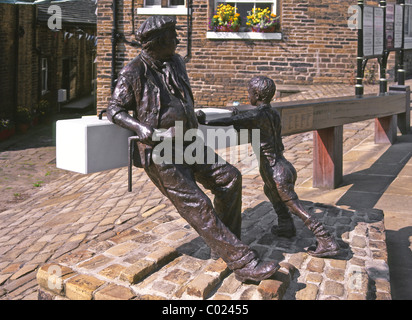 Sowerby Bridge Rochdale Canal heritage Becken West Yorkshire Jack der Schlösser Bronze Skulptur von Richard Tiffany & Jungen helfen von Roger Burnett Stockfoto