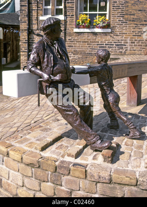 Sowerby Bridge Rochdale Canal heritage Becken West Yorkshire Jack der Schlösser Bronze Skulptur von Richard Tiffany & Jungen helfen von Roger Burnett Stockfoto