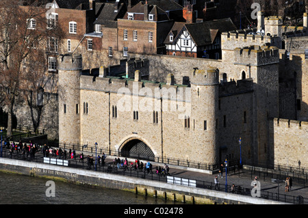 Blick auf Touristen an den historischen Gebäuden der Tower von London am Ufer des Flusses Themse Eingang zu Traitors Gate winter England Großbritannien Stockfoto