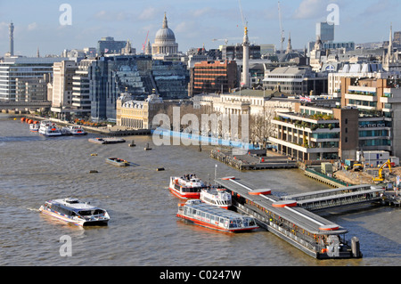 Luftaufnahme auf Tour Boote & Thames Clipper an belebten Tower Pier auf der Themse bei Flut Stadt Skyline von London England Großbritannien Stockfoto