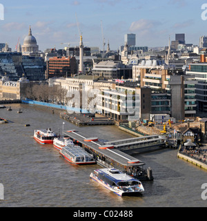 Luftaufnahme auf Tour Boote & Thames Clipper an belebten Tower Pier auf der Themse bei Flut in den Pool der London England Großbritannien Stockfoto