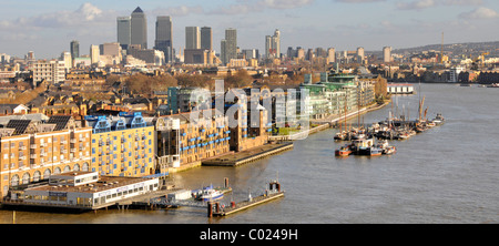 Pool of London und Tower Hamlets, linkes Ufer der Themse und die berühmten Wolkenkratzer der London Docklands an der Skyline von Canary Wharf jenseits von England Stockfoto