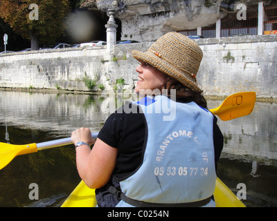 Lächelnde Frau Kajak paddeln, am Fluss Dronne in Frankreich Stockfoto