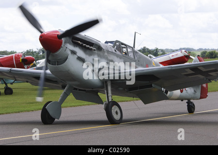 Messerchmitt BF - 109G (Hispano HA-1112 MIL Buchon) in Luftwaffe Markierungen bei Duxford Flying Legends Airshow in Rollen Stockfoto