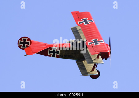 Dreidecker Fokker Dr. 1 WW 1 ebene Replikat in deutschen Flying Corps Markierungen ein Flypast in Duxford Flying Legends Airshow Stockfoto