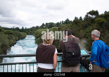 Die Waikato River eilt zu den Huka Falls, in der Nähe von Taupo, Neuseeland Stockfoto