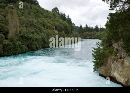 Die Waikato River eilt zu den Huka Falls, in der Nähe von Taupo, Neuseeland Stockfoto