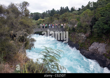 Die Waikato River eilt zu den Huka Falls, in der Nähe von Taupo, Neuseeland Stockfoto