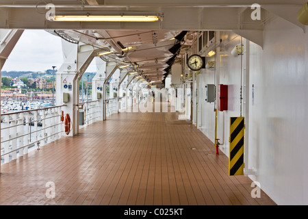 Promenade-Deck auf der MSC Poesia. Stockfoto