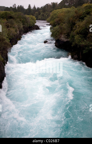 Die Waikato River eilt zu den Huka Falls, in der Nähe von Taupo, Neuseeland Stockfoto